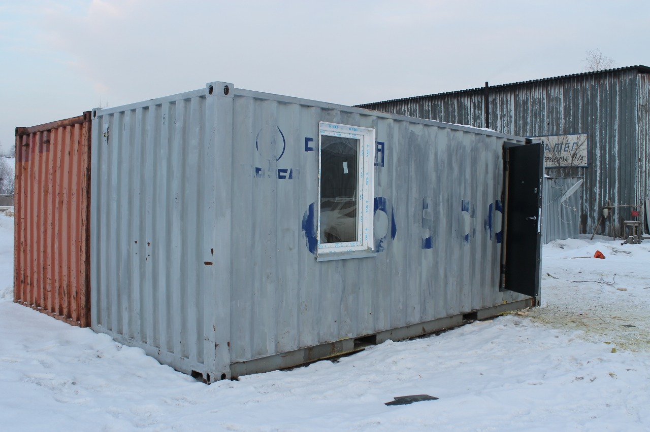 Бытовка сделанная из 20 футового контейнера по заказу Сельской администрации Новокузнецка назначение детские переодевалки на хоккейные площадки.