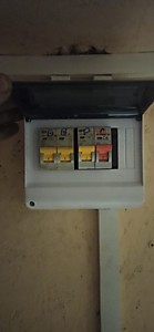 Фото вводного щитка ИЗДЕЛИЯ №002 вводной автомат 25 ампер, на каждую розетку отдельный автомат 25 ампер и на свет 6 ампер.